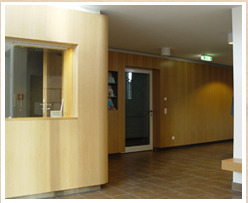 Schreinerei Kökerbauer - Wandverkleidung, Türen und Sitzbänke im Landratsamt Rolltal Inn